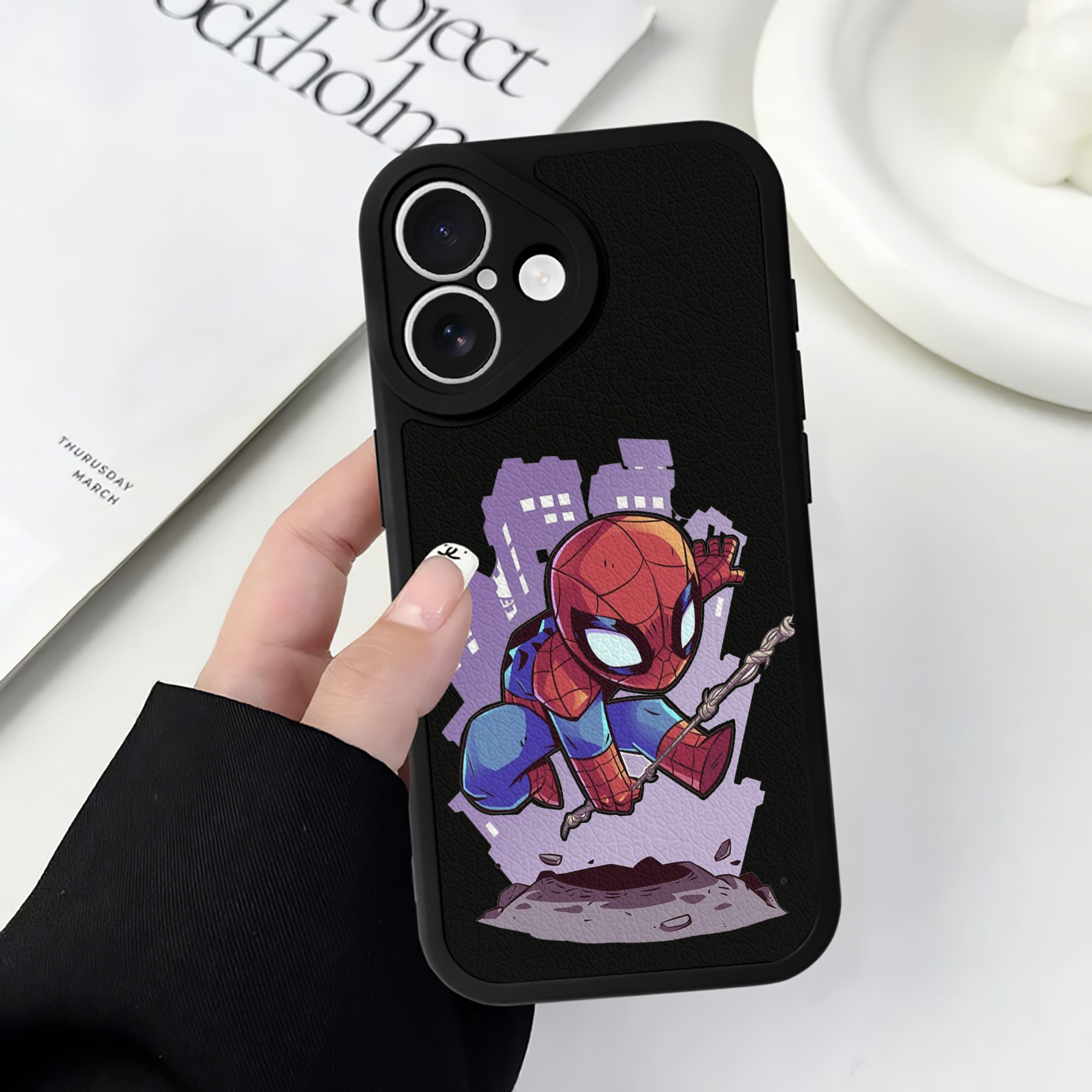 （画像用） アベンジャーズ The Avengers 【iPhone 16シリーズ対応】シリコンスマホケース（レザー調） 材質：シリコン